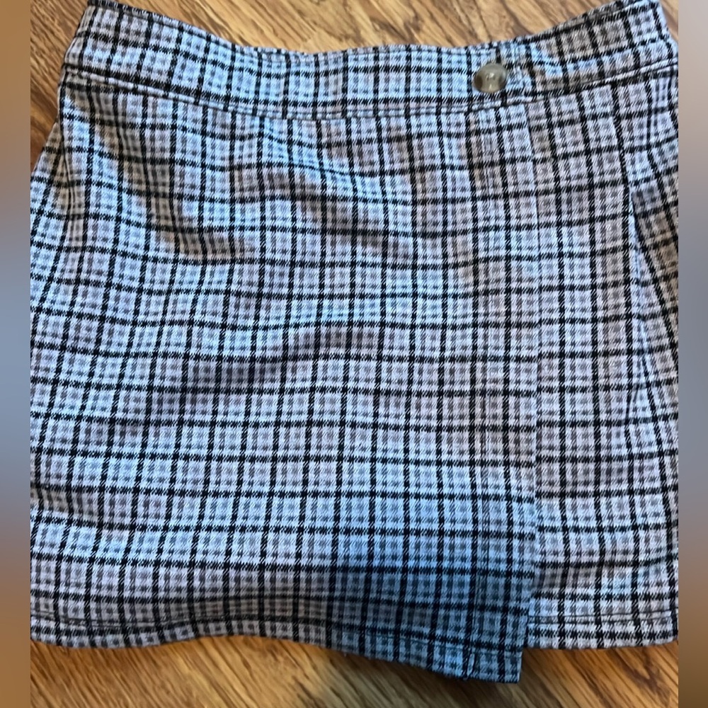 Abercrombie and Fitch skort. Black, grayish colored.